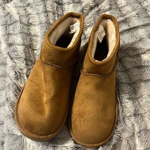 Size 7 uggs brand new never worn gifted and wasn’t my size